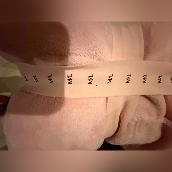 Victoria's Secret Plush Short Robe - Pale Pink - Picture 2 of 2